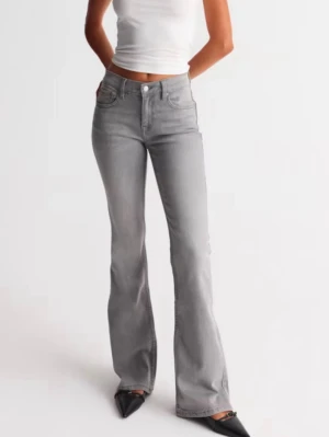 Grå bootcut jeans med låg midja - Säljer ett par snygga grå jeans med bootcut-modell och låg midja. Tillverkade i ett mjukt denimtyg som ger en skön passform och trendig look. Nypris 499