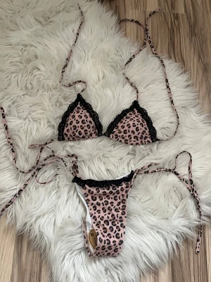 Bikini - Säljer en superfin leopard mönstrad bikini från design by si. Nyskick, aldrig använd. Storlek xs🩷