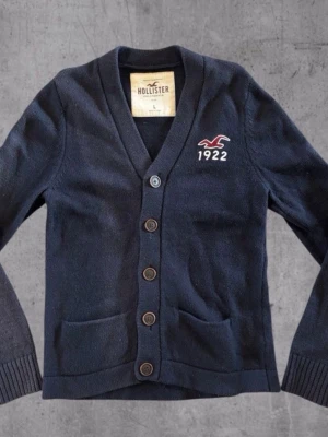 Hollister Cardigan - Mörkblå kofta från Hollister, köpt för cirka ett halvår sedan men inte blivit använd ofta pga att den är lite liten på mig och den säljs av samma skäl. Den är i bra skick utan något slitage. Den är storlek L men passar M.