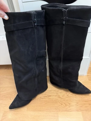 Boots - Säljer nu min tjejs boots, knappt använda från lululia superfint skick, klack 10cm  storlek 39