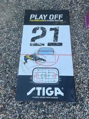 Stiga Play Off 21 Hockeyspel - Säljer ett helt nytt Stiga Play Off 21 bordshockeyspel, Peter Forsberg Edition.Perfekt för dig som gillar klassiska sällskapsspel och hockey. 
