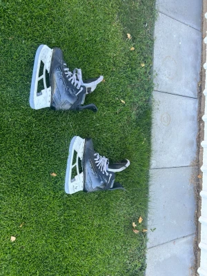 Svarta Bauer hockeyskridskor - Säljer ett par Bauer m50pro skridskor. Helt okej skick andvända i ca 2 säsonger. Storlek 7 som motsvarar ungefär 40-41, och fit 2 som menas med en lite bredare skridsko. Har även en speciell sula som ger stöd till hålfoten. Har även original sulorna.