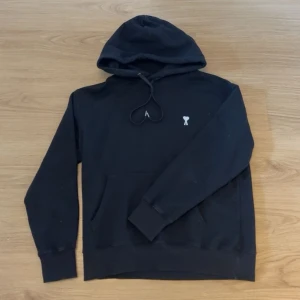 Svart hoodie  - Fett Hoodie till skolstarten 