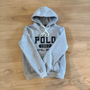 Grå hoodie  - Helt oanvänd den sitter som M/L mer åt M