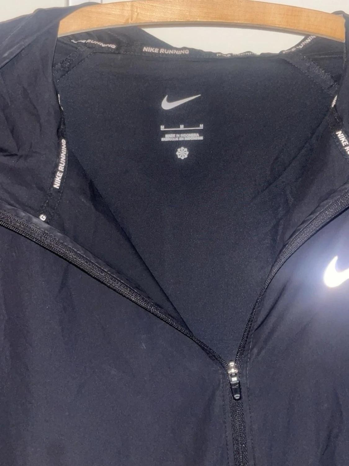 Svart vindjacka från Nike med huva - 3