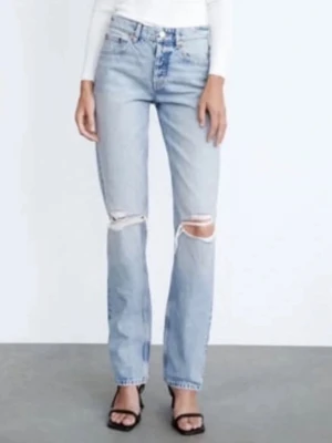 Ljusblå jeans med hål vid knäna - Säljer ett par ljusblå jeans med raka ben och slitna hål över båda knäna. 