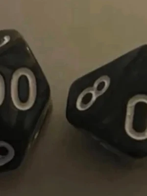 Svarta tiosidiga tärningar - Två svarta tiosidiga tärningar med vita siffror, perfekta för rollspel eller brädspel. Tillverkade i plast och har en klassisk form som passar till många olika spelkonsoltillbehör och samlarprylar.