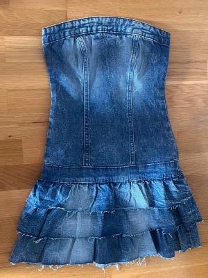 jeansklänning med volanger - Jeanklänning i nyskick! 🦋
