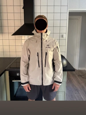 Arc'teryx jacka - Arc'teryx vind / regn jacka. Jackan är i väldigt bra skick men används inte längre därav säljer jag den. Storlek XL men passar även L & M. Är öppen för Bud och Byten