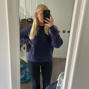 Ny stickad tröja - Helt ny! Från uniqlo. Köpte för liten storlek och ej kunnat retunera. Jättefin mörkblå/marinblå färg. Inga defekter och nypris är 449kr.