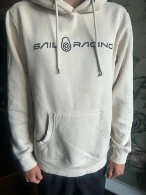Beige hoodie från Sail Racing - Säljer en beige hoodie från Sail Racing, storlek M