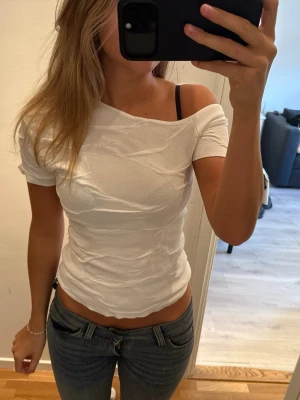 Vit t shirt  - Super fina detaljer 