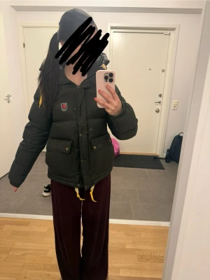 Mörkgrön Fjällräven jacka  - Säljer en mörkgrön fjällräven jacka som har använts två vintrar, men den är jättebra skick. Säljer på grund av att jag har tröttnat på färgen💗 Skriv vid frågor, storlek xss