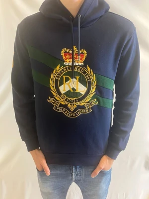 Ralph Lauren Hoodie  - Tja! Säljer nu denna feta Hoodie från Ralph Lauren. Hoodien är i storlek S och mycket bra skick!                                                                         Säljs för: 799kr                                                       Tveka inte att höra av er vid frågor eller funderingar! 