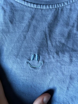 Blå T-shirt - Blå T-shirt från lager 157. Knappt andvänd. Storlek S men är mer som M