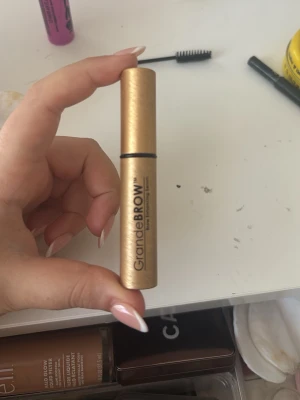 GrandeBROW ögonfransserum guld - Säljer ett ögonfransserum från GrandeBROW i en snygg guldfärgad tub. Perfekt för dig som vill boosta dina fransar och bryn. Enkel att applicera med smidig borste och stilren design. Passar perfekt i sminkväskan! Är helt oanvänd 