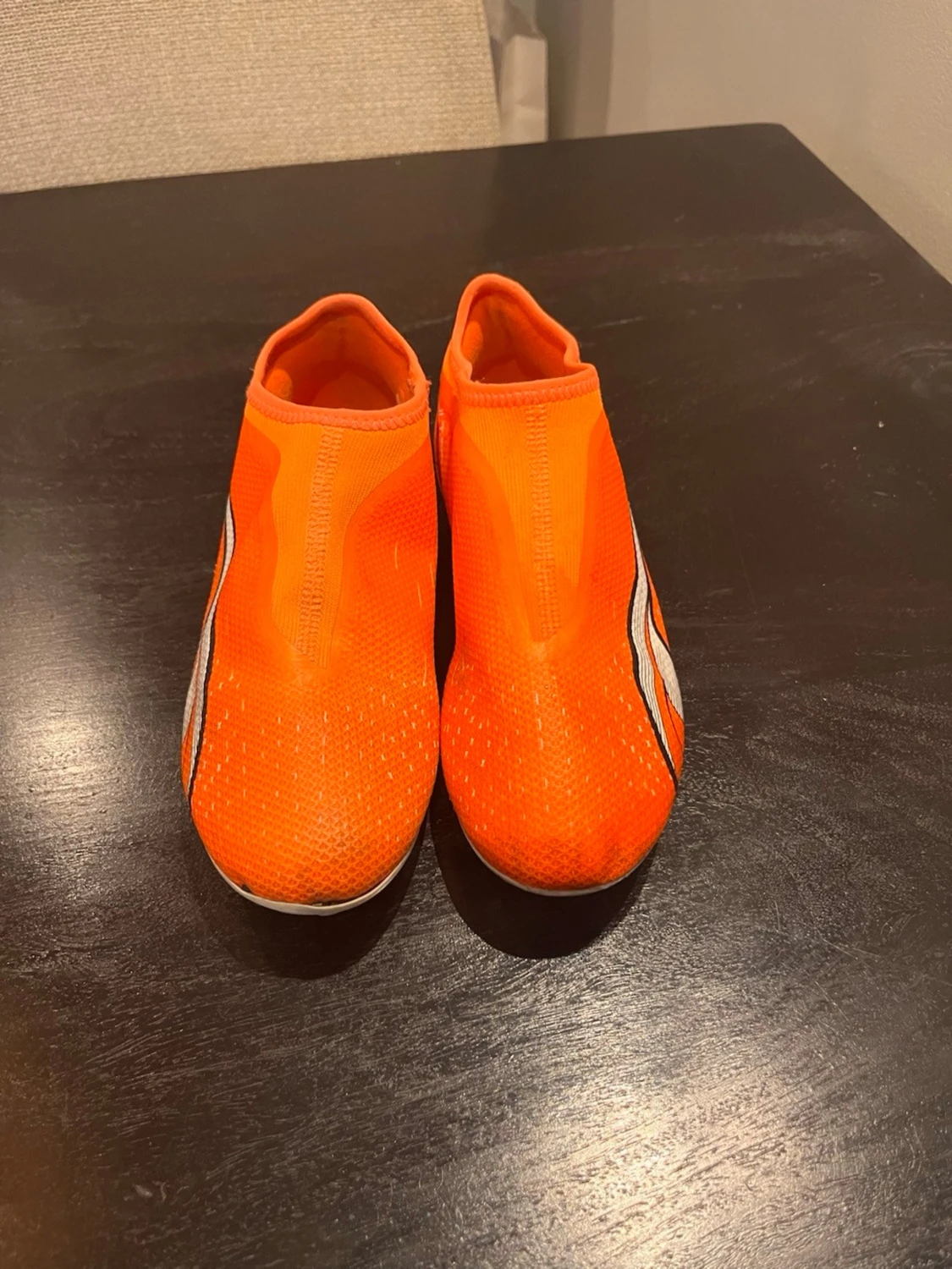 Orangea fotbollsskor från Puma