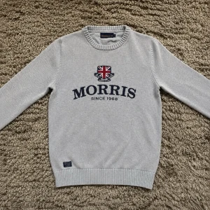 Stickad Morris tröja - Säljer denna riktigt feta Morris tröja i strl M Skick 9,5/10 Hör gärna av er vid frågor⭐️