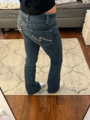 Low waist jeans  - Lågmidjade från Nelly