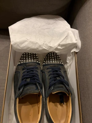 Christian Louboutin  - Ett par riktig skönhets skor grymt bra skick kvitto box dustbag extra nitar snöre osv! Tveka inte på o höra av er!