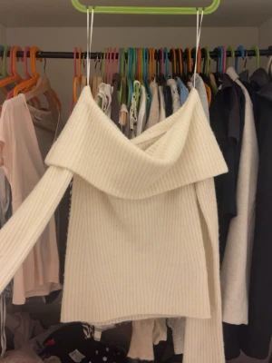 Off shoulder stickad tröja H&M XS - Säljer en krämvit ribbstickad off shoulder-tröja från H&M i storlek XS. Tröjan har bred krage som kan bäras nedanför axlarna och långa ärmar. Perfekt för dig som gillar en trendig och mysig look till hösten eller vintern.
