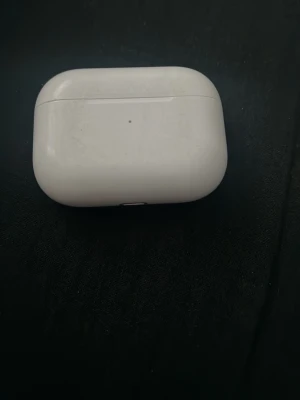 Vita trådlösa hörlurar med laddningsetui - Säljer ett par vita trådlösa hörlurar med tillhörande laddningsetui. Etuiet har en rundad, kompakt form och är gjort i blank plast. Perfekt för dig som vill ha smidiga hörlurar till mobilen eller datorn. Inget fel med dom.
