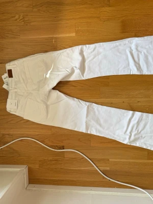 Vita low rise bootcut jeans från Subdued - Snygga vita jeans med bootcut-modell från Subdued. Jeansen är helt nya och oanvända med prislappen kvar (nypris 800). Storlek 36 men passar bättre 34/32.