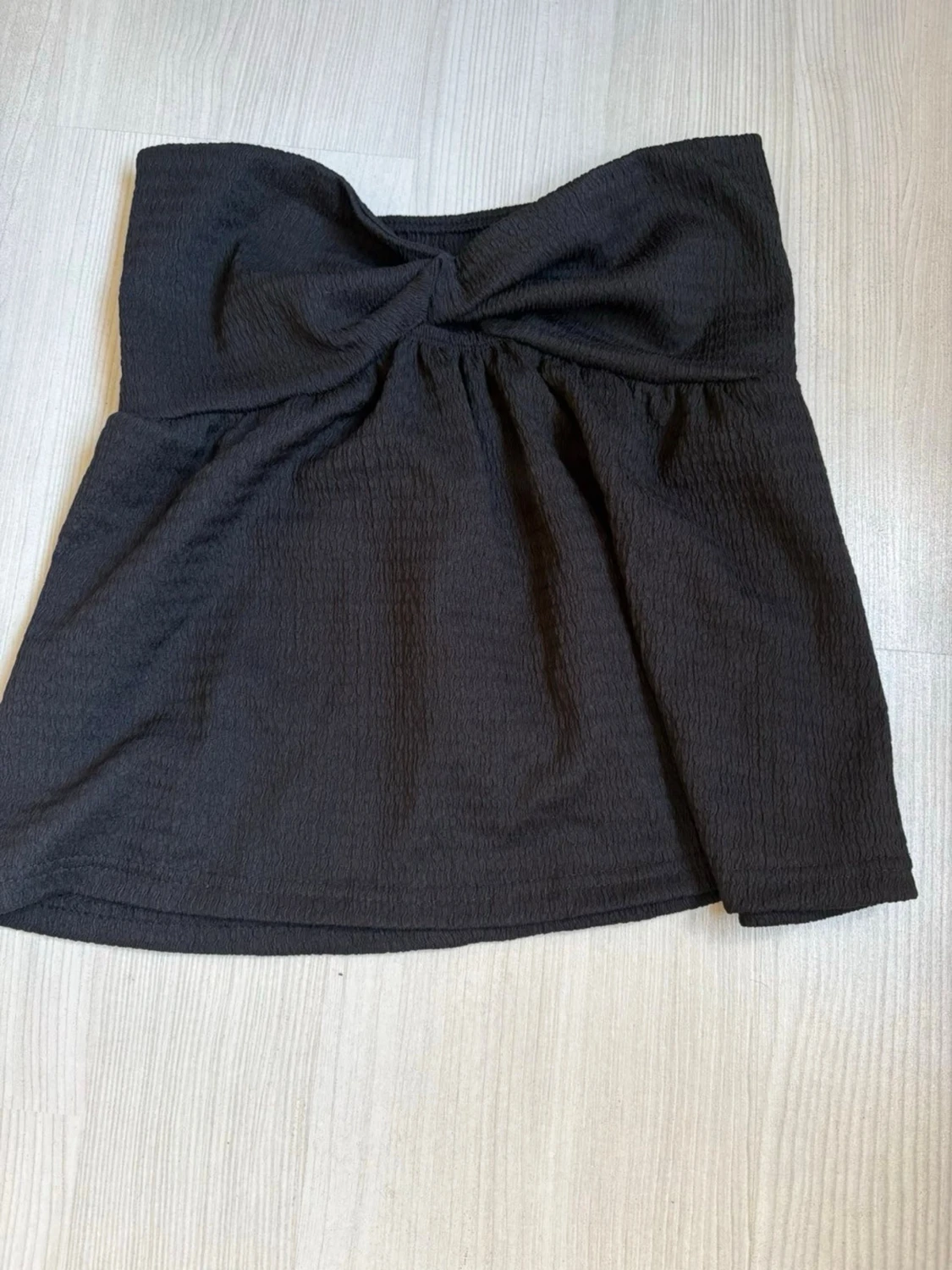 Svart bandeau tubtopp med twist
