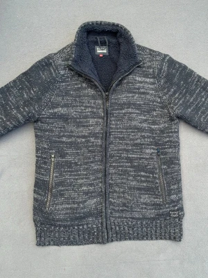 Fodrad cardigan  - Snygg fodrad cardigan, perfekt som clean ytterplagg nu mot hösten och även vintern. Storlek S. Fint skick.