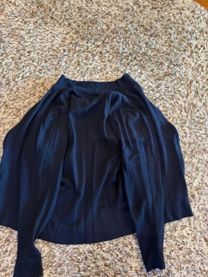 Full zip - Fet zip tröja som passar till allt, med en Snygg marinblå färg. Är storlek L men passar mer som S. 