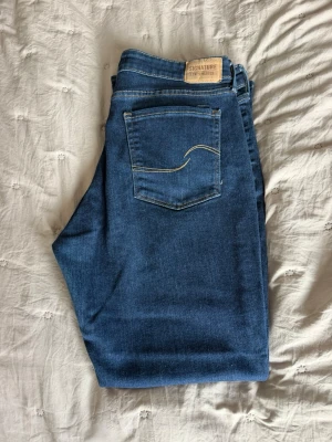 Levis signature mid-rise bootcut - Jättesnygg, använt ganska få gånger   W33 L32 Längd:109cm Midjan:45cm