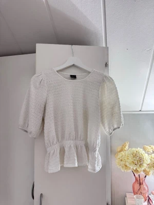 Vit blus med volang och puffärm - Supersöt vit blus från Gina! Superbra skick då den knappt är använd. Ljuset gör att den ser solkig ut men den är mycket fin egentligen 💕💕