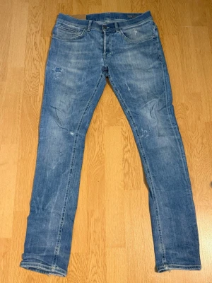 Dondup Jeans  - Dondup jeans som är i gott skick dom är i storlek 32 dom har ett litet hål vid bakfickan modlen är George skinny fit. Hör gärna av er vid prisförslag eller funderingar🤝