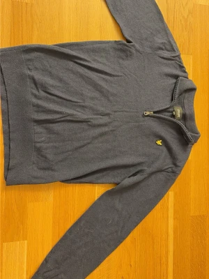 Lyle&scott halv ziptröja - Jag säljer denna blåa lyle&scott tröjan från kidsbrandstore (nypris 750kr)💕 den är aldrig använd och är i toppen skick, är i för 12-13y (storlek 152/158cm) 💕 skriv vid minsta fundering 