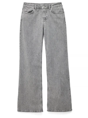 Gråa lågmidjade jeans NA-KD - Säljer ett par gråa jeans med breda ben och rak passform. Jeansen har klassisk femficksdesign och är tillverkade i denim. Perfekta för dig som gillar en avslappnad och trendig look. Nypris 700kr