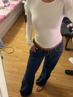 Blå raka jeans med hög midja - Säljer ett par snygga klassiska blå jeans med raka/baggy ben och låg midja. Inte riktigt min stil. Ny utan prislapp, aldrig använt. Pris kan diskuteras vid snabb affär. Tröjan säljs i en annan annons🫶🏻se bion.