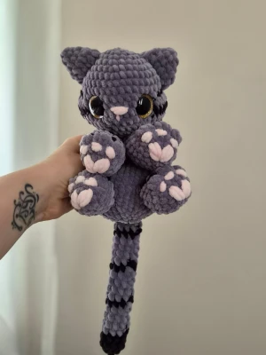 Virkad grå katt med stora ögon - Supergullig handgjord virkad katt i mjukt grått garn med svarta ränder, stora glansiga ögon och rosa detaljer på tassar, nos och öron. 💕🐱