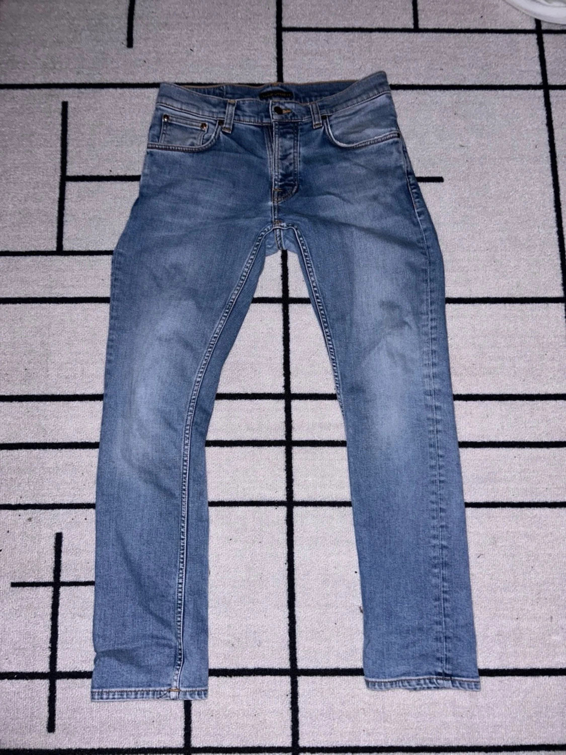 Ljusblå raka jeans med broderade fickor
