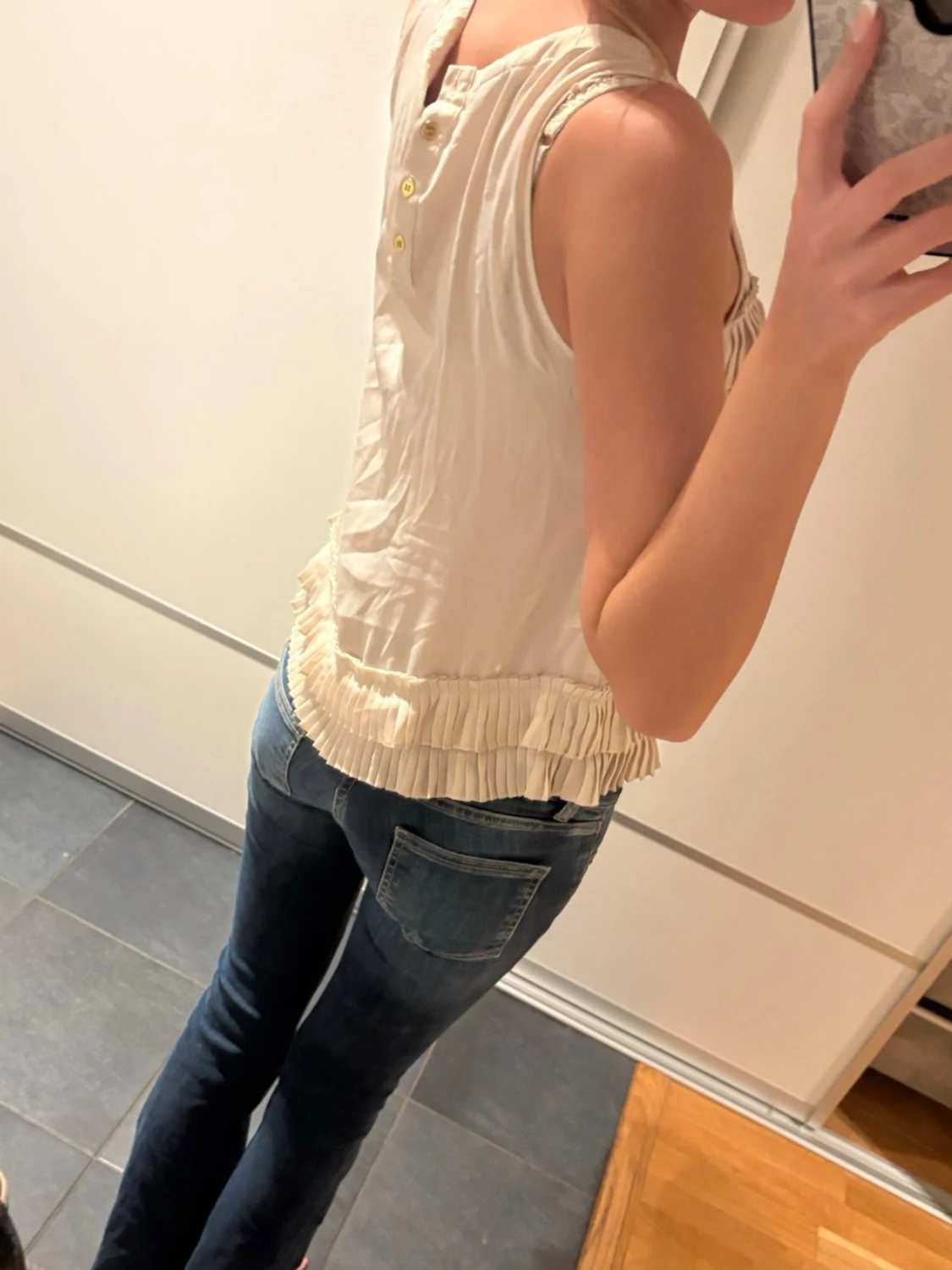 Beige ärmlös topp med volangdetaljer - 1
