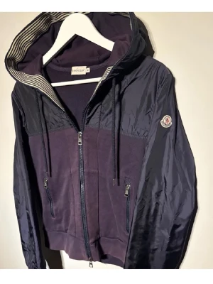 Moncler Cardigan - Sjukt fet moncler cardigan i storlek M men sitter mer som S. Skicket är som ny inga defekter. Nfc finns, alltså äkta. Nypris runt 6-8 000:- Mitt pris endast 1199:-  då jag vill bli av med den✅