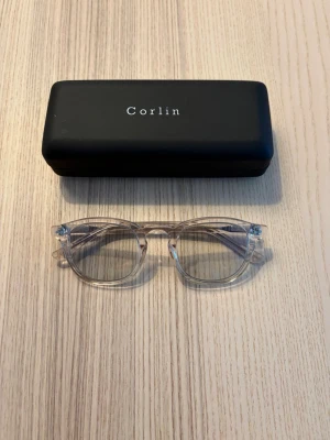 Corlin solglasögon  - Modellen heter Todd transparent BL (Grey lens). Väldigt sparsamt använda!