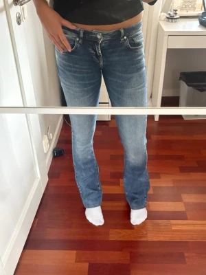 Snygga jeans från ltb  - Så sjukt snygga jeans från ltb! I modell Roxy, stl 24x36🥰 passar mig som är 174 cm lång 