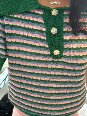 Randig pikétröja från zara - Jätte fin pikétröja från Zara med söta blommiga knappar. Har en liiiiiten defekt på axeln men den syns knappt om man inte kollar riktigt noga