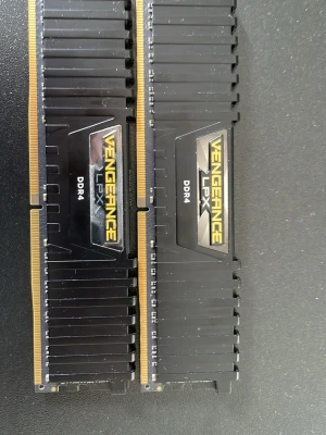 Corsair Vengeance LPX DDR4 RAM - Två svarta Corsair Vengeance LPX DDR4 2x8gb RAM-minnen med kylflänsar i aluminium. Perfekt för gaming eller uppgradering.                                Säljs eftersom mitt grafik kort gick sönder och jag behöver pengar. (Pris kan diskuteras)