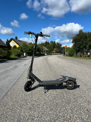 Navee ST3 PRO - Navee ST3 PRO Elkick. Har 250 watt men maxar på 1350 watt. 75 km räckvidd. Kan gå 20 eller 40 skriv till mig så fixar jag. Klarar backar upp till 28 grader. Kom med bud har inget fast pris. Har gått endast 480 Km. Nypris är 10990.