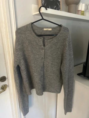 Grå kofta från Gina!! - Grå kofta från Gina Tricot i storlek M💕
