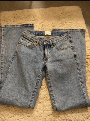 Abrand jeans - Ljusblå lågmidjade bootcut jeans från Abrand i storlek 23! Modell ”99 low boot. Aldrig använda 