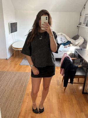 Mörkgrå stickad tröja med vida ärmar - Kolla gärna in min profil för bundle-rabatter!❣️