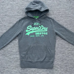 Vintage superdry hoodie - Säljer nu denna riktigt feta vintage superdry hoodie!🙌 Skick: 8,5/10🌟 Storlek: Small🤝 Hör gärna av er vid frågor eller funderingar!🤗