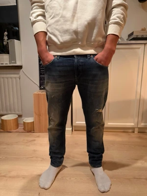 Dondup george  - Dondup jeans george storlek 32 ny pris 4000 original slitningar från fabrik har mått vid midja och längd. Hör av dig vid frågor 